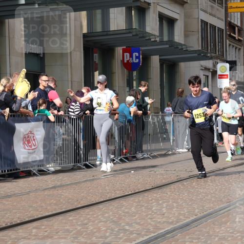 13.09.2026 - 21. swb-Marathon Bremen Strokosch-Dieckow http://msf.ph/oto/10335960 13.09.2026 11:04:48 Ziel 10370, 10411, 10465, 10576, 10697, 10718, 10741, 10800, 10802, 10850, 10975, 10995, 11102, 11105, 11133, 11157, 11218, 11272, 11281, 11326, 11584, 11616, 11722, 11900, 11939, 12002, 12011, 12064, 12079, 12080, 12099, 12235, 12335, 12522, 10160, 10198, 10283, 10315, 10481, 10711, 10729, 10755, 10855, 10856, 10877, 10940, 11006, 11114, 11272, 11364, 11366, 11395, 11518, 11592, 11705, 11757, 11761, 11991, 12005 meine-sportfotos.de