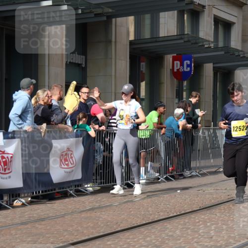 13.09.2026 - 21. swb-Marathon Bremen Strokosch-Dieckow http://msf.ph/oto/10335979 13.09.2026 11:04:49 Ziel 10370, 10411, 10465, 10576, 10697, 10718, 10741, 10800, 10802, 10850, 10975, 10995, 11102, 11105, 11133, 11157, 11218, 11281, 11326, 11584, 11616, 11722, 11900, 11939, 12002, 12011, 12064, 12079, 12080, 12099, 12235, 12335, 12522, 10160, 10198, 10283, 10315, 10481, 10711, 10729, 10855, 10856, 10877, 10940, 11006, 11114, 11133, 11272, 11364, 11366, 11395, 11518, 11592, 11705, 11757, 11761, 11991, 12005 meine-sportfotos.de
