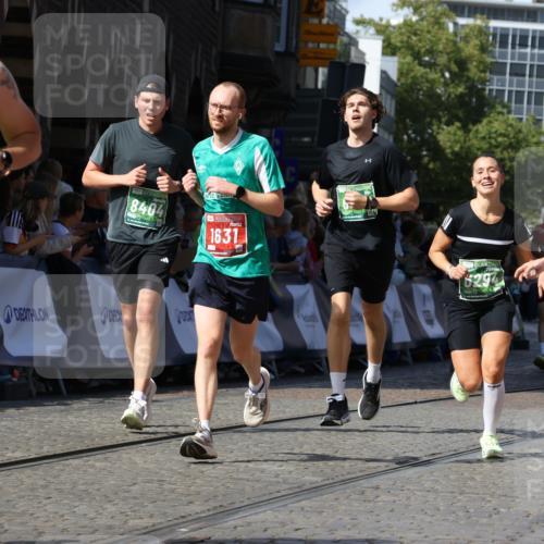 13.09.2026 - 21. swb-Marathon Bremen Strokosch-Dieckow http://msf.ph/oto/10336280 13.09.2026 13:18:25 Ziel 948, 1631, 1797, 1872, 2001, 2260, 2634, 2671, 3241, 3458, 3514, 3634, 4131, 4733, 5292, 5695, 5935, 5948, 6152, 6290, 6448, 8094, 8805, 8869, 8943, 8944, 9134, 9609, 9837, 10065, 465, 2055, 2324, 2948, 3631, 4413, 4642, 5867, 6293, 6294, 6818, 7245, 7731, 8404, 8540, 8743, 8872, 9019, 9275, 9327, 9833 meine-sportfotos.de