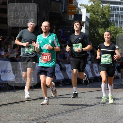13.09.2026 - 21. swb-Marathon Bremen Strokosch-Dieckow http://msf.ph/oto/10336305 13.09.2026 13:18:25 Ziel 948, 1631, 1797, 1872, 2001, 2260, 2634, 2671, 3241, 3458, 3514, 3634, 4131, 4733, 5292, 5695, 5935, 5948, 6152, 6290, 6448, 8094, 8805, 8869, 8943, 8944, 9134, 9609, 9837, 10065, 465, 2055, 2324, 2948, 3631, 4413, 4642, 5867, 6293, 6294, 6818, 7245, 7731, 8404, 8540, 8743, 8872, 9019, 9275, 9327, 9833 meine-sportfotos.de