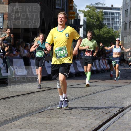13.09.2026 - 21. swb-Marathon Bremen Strokosch-Dieckow http://msf.ph/oto/10336801 13.09.2026 13:18:42 Ziel 1146, 1419, 2055, 3458, 5307, 5460, 6293, 6294, 6818, 7491, 7731, 7954, 8404, 8872, 9019, 9134, 9275, 10065, 13150, 307, 4916, 5277, 7104, 7163, 7602, 7791 meine-sportfotos.de