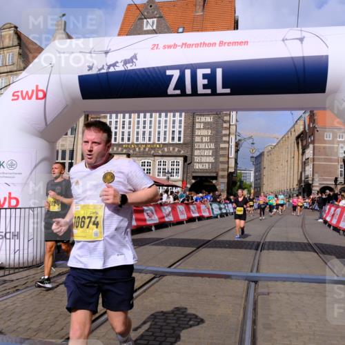 13.09.2026 - 21. swb-Marathon Bremen Tim E. http://msf.ph/oto/10337423 13.09.2026 11:08:09 Ziel 10139, 10595, 10660, 10661, 10674, 10830, 10871, 10937, 11037, 11044, 11378, 11515, 12024, 12031, 12066, 12097, 12194, 12307, 12511, 12512 meine-sportfotos.de