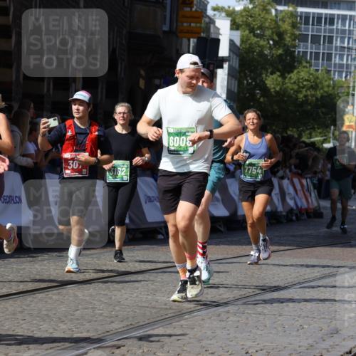 13.09.2026 - 21. swb-Marathon Bremen Strokosch-Dieckow http://msf.ph/oto/10337649 13.09.2026 13:19:16 Ziel 307, 2007, 4857, 4916, 5277, 6310, 7104, 7154, 7163, 7602, 7647, 7686, 7791, 9512, 13184, 2423, 3182, 4319, 4455, 5371, 6008, 7268, 7754, 7945, 8153, 9552, 9638 meine-sportfotos.de
