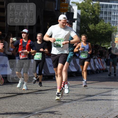 13.09.2026 - 21. swb-Marathon Bremen Strokosch-Dieckow http://msf.ph/oto/10337664 13.09.2026 13:19:16 Ziel 307, 2007, 4857, 4916, 5277, 6310, 7104, 7154, 7163, 7602, 7647, 7686, 7791, 9512, 13184, 2423, 3182, 4319, 4455, 5371, 6008, 7268, 7754, 7945, 8153, 9552, 9638 meine-sportfotos.de