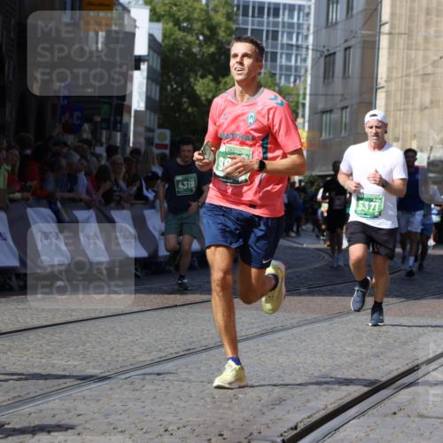 13.09.2026 - 21. swb-Marathon Bremen Strokosch-Dieckow http://msf.ph/oto/10337677 13.09.2026 13:19:18 Ziel 307, 2007, 4857, 4916, 5277, 6310, 7104, 7154, 7602, 7647, 7686, 7791, 9512, 13184, 3182, 4319, 4455, 4977, 4978, 5371, 7268, 7945, 8153, 9638 meine-sportfotos.de