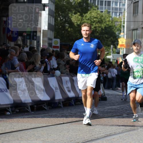 13.09.2026 - 21. swb-Marathon Bremen Strokosch-Dieckow http://msf.ph/oto/10337830 13.09.2026 13:19:23 Ziel 307, 2007, 2390, 4819, 4857, 4916, 5172, 6137, 6310, 7154, 7647, 7686, 7791, 9512, 13184, 926, 1232, 1535, 4455, 4977, 4978, 7140, 7268, 7945, 8153, 8185, 13163 meine-sportfotos.de