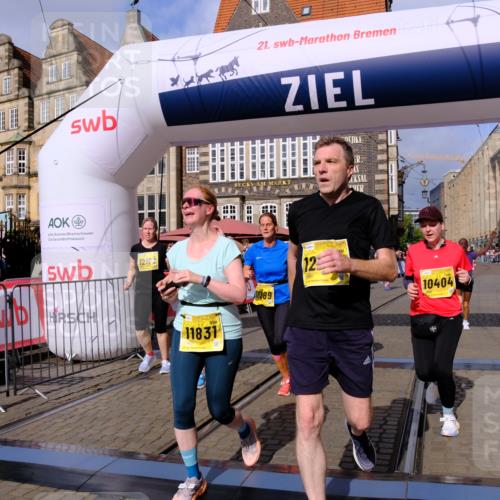 13.09.2026 - 21. swb-Marathon Bremen Tim E. http://msf.ph/oto/10337833 13.09.2026 11:08:22 Ziel 10135, 10139, 10404, 10493, 10660, 10767, 10793, 10859, 11032, 11044, 11263, 11378, 11404, 11659, 11831, 11833, 11958, 12031, 12066, 12160, 12248, 12384, 12389 meine-sportfotos.de