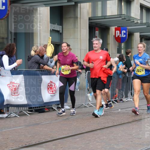 13.09.2026 - 21. swb-Marathon Bremen Strokosch-Dieckow http://msf.ph/oto/10337878 13.09.2026 11:05:37 Ziel 10018, 10168, 10204, 10238, 10305, 10382, 10457, 10619, 10662, 11024, 11132, 11156, 11164, 11477, 11775, 12186, 12378, 12486, 12523, 12528, 12773, 10186, 10259, 10260, 10411, 10432, 10697, 10717, 10802, 10864, 11146, 11314, 11334, 11387, 11394, 11520, 11521, 11571, 11572, 11724, 11791, 11892, 11947, 12055, 12156, 12251, 12273, 12330, 12362, 12501 meine-sportfotos.de