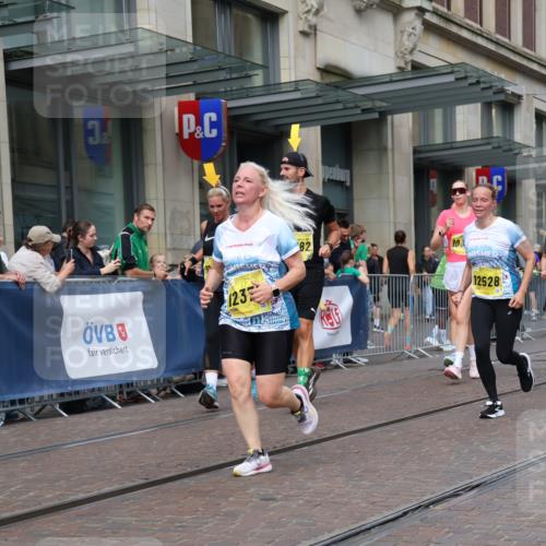 13.09.2026 - 21. swb-Marathon Bremen Strokosch-Dieckow http://msf.ph/oto/10338098 13.09.2026 11:05:43 Ziel 10018, 10204, 10305, 10375, 10382, 10619, 10662, 11029, 11132, 11156, 11164, 11460, 11477, 11674, 11775, 11786, 12186, 12378, 12486, 12523, 12528, 10168, 10186, 10238, 10259, 10260, 10432, 10457, 10717, 10864, 11024, 11146, 11314, 11334, 11387, 11394, 11520, 11521, 11571, 11572, 11724, 11791, 11892, 11947, 12055, 12156, 12251, 12273, 12330, 12362, 12501, 12773 meine-sportfotos.de