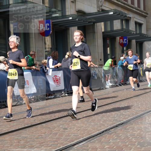 13.09.2026 - 21. swb-Marathon Bremen Strokosch-Dieckow http://msf.ph/oto/10339406 13.09.2026 11:06:28 Ziel 10323, 10378, 10654, 10663, 10795, 10849, 10989, 11021, 11066, 11240, 11370, 12124, 12146, 12219, 12249, 10375, 10376, 10681, 10682, 10852, 10853, 11028, 11029, 11240, 11340, 11374, 11432, 11460, 11674, 11690, 11729, 11786, 11849, 12217, 12479, 12485 meine-sportfotos.de