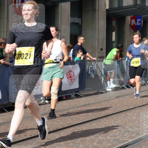 13.09.2026 - 21. swb-Marathon Bremen Strokosch-Dieckow http://msf.ph/oto/10339417 13.09.2026 11:06:28 Ziel 10323, 10378, 10654, 10663, 10795, 10849, 10989, 11021, 11066, 11240, 11370, 12124, 12146, 12219, 12249, 10375, 10376, 10681, 10682, 10852, 10853, 11028, 11029, 11240, 11340, 11374, 11432, 11460, 11674, 11690, 11729, 11786, 11849, 12217, 12479, 12485 meine-sportfotos.de