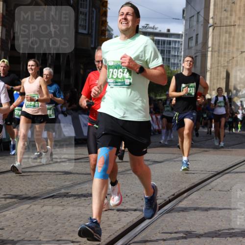 13.09.2026 - 21. swb-Marathon Bremen Strokosch-Dieckow http://msf.ph/oto/10339609 13.09.2026 13:31:46 Ziel 922, 1600, 1627, 2244, 2602, 2707, 3152, 3343, 3392, 3396, 3579, 3859, 4258, 4273, 4477, 4692, 4889, 5375, 5504, 5720, 5765, 5979, 6039, 6147, 6581, 6968, 6971, 7001, 7032, 7296, 7812, 8035, 8042, 8205, 8239, 8339, 8342, 8364, 8495, 8522, 8726, 9147, 9155, 9293, 9822, 9903, 13066, 578, 846, 2934, 3205, 3278, 3946, 4030, 4979, 4998, 5158, 5325, 6116, 6354, 7242, 7526, 7790, 8048, 8247, 8610, 8970, 9016, 9188, 9640, 9785 meine-sportfotos.de