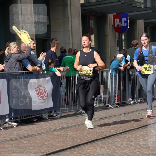 13.09.2026 - 21. swb-Marathon Bremen Strokosch-Dieckow http://msf.ph/oto/10339927 13.09.2026 11:06:57 Ziel 10156, 10205, 10360, 10488, 10695, 10748, 11100, 11123, 11246, 11393, 11417, 11439, 11600, 11684, 11696, 11759, 11767, 11822, 11823, 11865, 11917, 12020, 12173, 12210, 12255, 12266, 12536, 10323, 10378, 10654, 10663, 10795, 10849, 10989, 11066, 11257, 11370, 12124, 12146, 12219, 12249 meine-sportfotos.de
