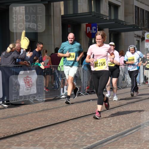 13.09.2026 - 21. swb-Marathon Bremen Strokosch-Dieckow http://msf.ph/oto/10340120 13.09.2026 11:07:03 Ziel 10138, 10205, 10488, 10501, 10695, 10748, 11100, 11123, 11246, 11393, 11417, 11600, 11696, 11759, 11767, 11822, 11823, 11865, 11917, 12020, 12173, 12210, 12255, 12266, 12277, 12536, 10156, 10360, 10378, 10663, 11066, 11257, 11370, 11439, 11684, 12124, 12146, 12219, 12249 meine-sportfotos.de