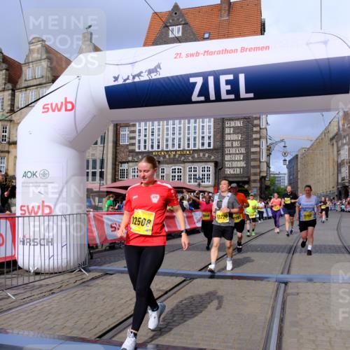 13.09.2026 - 21. swb-Marathon Bremen Tim E. http://msf.ph/oto/10342195 13.09.2026 11:11:45 Ziel 10155, 10510, 10511, 10546, 10977, 11036, 11216, 11231, 11289, 11458, 11533, 11702, 11870, 12126, 12148, 12220, 12286, 12311, 12336, 12464, 12508 meine-sportfotos.de