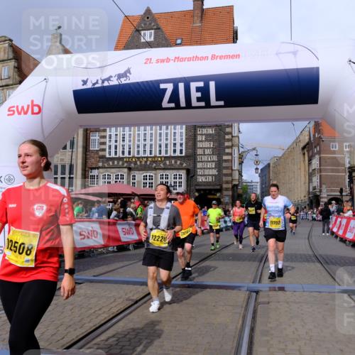 13.09.2026 - 21. swb-Marathon Bremen Tim E. http://msf.ph/oto/10342206 13.09.2026 11:11:46 Ziel 10155, 10510, 10511, 10546, 10552, 10977, 11036, 11216, 11289, 11458, 11533, 11702, 11870, 12082, 12126, 12220, 12286, 12311, 12336, 12464, 12508, 12553 meine-sportfotos.de