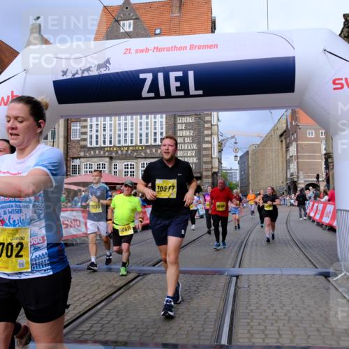 13.09.2026 - 21. swb-Marathon Bremen Tim E. http://msf.ph/oto/10342323 13.09.2026 11:11:50 Ziel 10155, 10510, 10511, 10546, 10552, 10977, 11036, 11216, 11239, 11289, 11533, 11702, 11870, 11927, 12082, 12126, 12220, 12286, 12311, 12336, 12464, 12508, 12553 meine-sportfotos.de