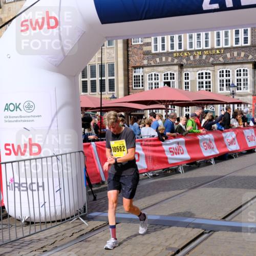 13.09.2026 - 21. swb-Marathon Bremen Tim E. http://msf.ph/oto/10342538 13.09.2026 11:12:11 Ziel 10490, 10582, 10616 meine-sportfotos.de