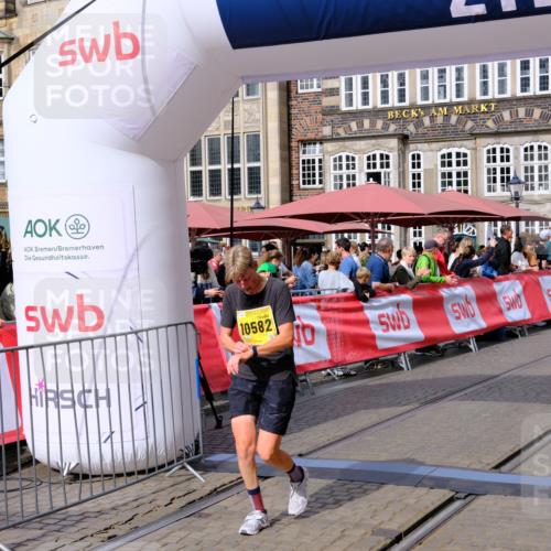 13.09.2026 - 21. swb-Marathon Bremen Tim E. http://msf.ph/oto/10342549 13.09.2026 11:12:11 Ziel 10490, 10582, 10616 meine-sportfotos.de