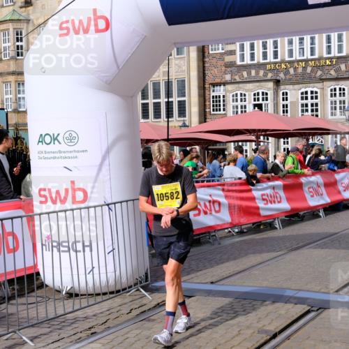 13.09.2026 - 21. swb-Marathon Bremen Tim E. http://msf.ph/oto/10342557 13.09.2026 11:12:11 Ziel 10490, 10582, 10616 meine-sportfotos.de
