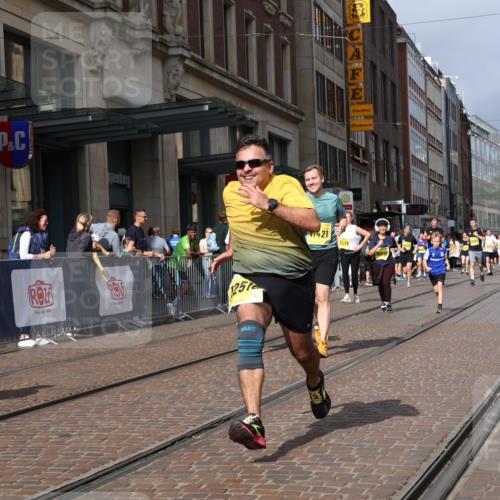 13.09.2026 - 21. swb-Marathon Bremen Strokosch-Dieckow http://msf.ph/oto/10343255 13.09.2026 11:08:34 Ziel 10217, 10399, 10455, 10469, 10599, 10609, 11011, 11053, 11074, 11358, 11421, 11434, 11531, 11710, 11718, 11812, 11834, 11905, 12192, 12256, 12353, 12438, 12517, 12554, 10135, 10188, 10229, 10851, 11065, 11124, 11509, 11560, 11561, 11678, 11834, 11888, 11968, 12073, 12162, 12164, 12315, 12325, 12410, 12516 meine-sportfotos.de