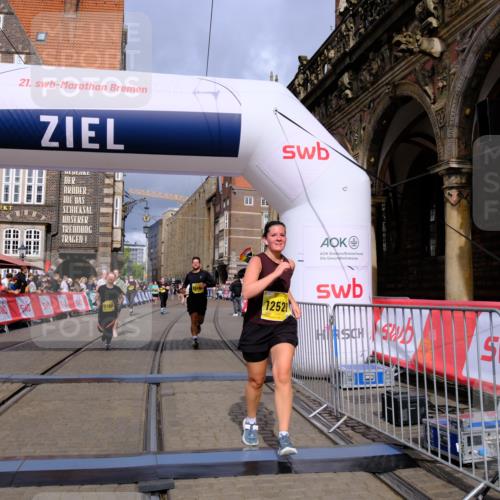 13.09.2026 - 21. swb-Marathon Bremen Tim E. http://msf.ph/oto/10343527 13.09.2026 11:13:43 Ziel 10484, 10545, 10883, 11392, 11670, 11954, 12280, 12460, 12521 meine-sportfotos.de