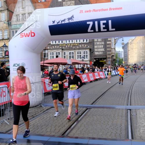 13.09.2026 - 21. swb-Marathon Bremen Tim E. http://msf.ph/oto/10344032 13.09.2026 11:14:17 Ziel 10491, 10799, 10880, 11027, 11902 meine-sportfotos.de