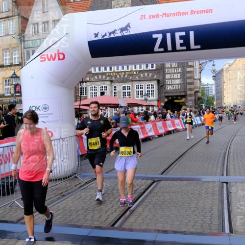 13.09.2026 - 21. swb-Marathon Bremen Tim E. http://msf.ph/oto/10344055 13.09.2026 11:14:17 Ziel 10491, 10799, 10880, 11027, 11902 meine-sportfotos.de