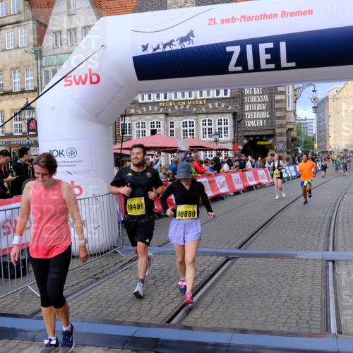 13.09.2026 - 21. swb-Marathon Bremen Tim E. http://msf.ph/oto/10344071 13.09.2026 11:14:17 Ziel 10491, 10799, 10880, 11027, 11902 meine-sportfotos.de