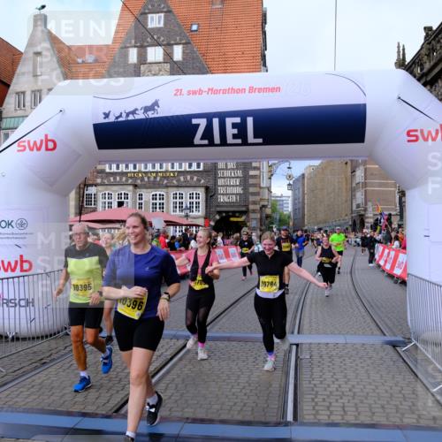 13.09.2026 - 21. swb-Marathon Bremen Tim E. http://msf.ph/oto/10344427 13.09.2026 11:14:39 Ziel 10303, 10395, 10396, 10402, 10586, 10722, 10784, 10854, 11041, 11140, 11173, 11233, 11363, 11535, 11703, 11864, 12100, 12112, 12431 meine-sportfotos.de