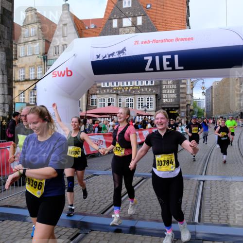 13.09.2026 - 21. swb-Marathon Bremen Tim E. http://msf.ph/oto/10344525 13.09.2026 11:14:39 Ziel 10303, 10395, 10396, 10402, 10586, 10722, 10784, 10854, 11041, 11140, 11173, 11233, 11363, 11535, 11703, 11864, 12100, 12112, 12431 meine-sportfotos.de