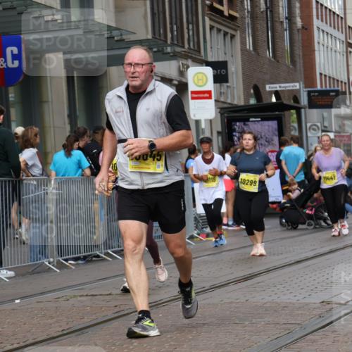 13.09.2026 - 21. swb-Marathon Bremen Strokosch-Dieckow http://msf.ph/oto/10345639 13.09.2026 11:09:40 Ziel 10299, 10435, 10645, 10737, 10751, 11119, 11383, 11437, 11441, 12207, 12449, 10234, 10386, 10417, 10424, 10556, 10664, 10694, 10696, 10712, 10769, 10785, 10823, 10981, 10990, 10991, 11192, 11225, 11882, 11883, 11914, 11915, 11937, 11995, 12322, 12409, 12474, 12532 meine-sportfotos.de