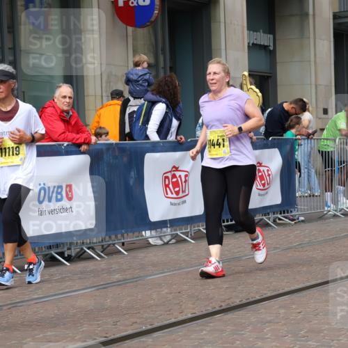 13.09.2026 - 21. swb-Marathon Bremen Strokosch-Dieckow http://msf.ph/oto/10345758 13.09.2026 11:09:48 Ziel 10299, 10435, 10751, 10963, 11119, 11383, 11441, 11725, 11732, 11933, 12117, 12207, 12293, 10234, 10386, 10417, 10424, 10645, 10696, 10712, 10737, 10785, 10990, 10991, 11192, 11383, 11437, 11937, 12409, 12449, 12474, 12532 meine-sportfotos.de