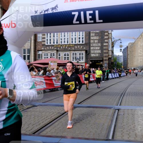 13.09.2026 - 21. swb-Marathon Bremen Tim E. http://msf.ph/oto/10346844 13.09.2026 11:17:31 Ziel 10335, 10773, 10779, 11355, 11495, 11672, 12101 meine-sportfotos.de