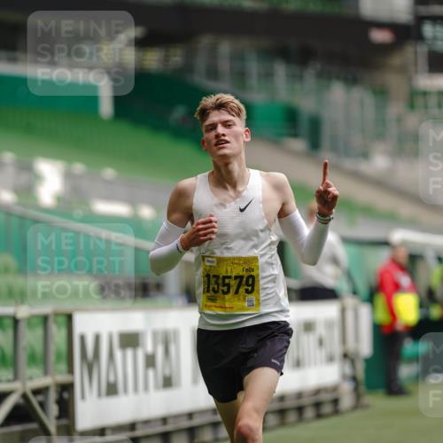 13.09.2026 - 21. swb-Marathon Bremen Michael Burmester http://msf.ph/oto/10347217 13.09.2026 10:16:17 Laufen im Stadion 10597, 12272, 13501, 13510, 13515, 13517, 13525, 13542, 13547, 13567, 13579, 13623, 13627, 13635 meine-sportfotos.de