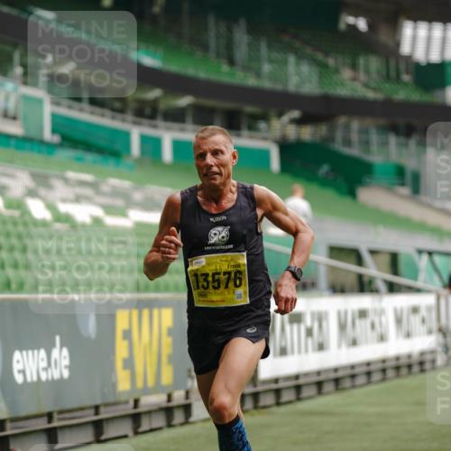 13.09.2026 - 21. swb-Marathon Bremen Michael Burmester http://msf.ph/oto/10347284 13.09.2026 10:16:34 Laufen im Stadion 10597, 12272, 13501, 13510, 13515, 13517, 13525, 13542, 13547, 13567, 13576, 13579, 13623, 13627, 13635 meine-sportfotos.de