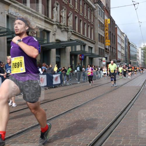 13.09.2026 - 21. swb-Marathon Bremen Strokosch-Dieckow http://msf.ph/oto/10347909 13.09.2026 11:11:04 Ziel 10419, 10510, 10511, 10546, 10611, 10977, 11036, 11062, 11216, 11231, 11289, 11458, 11533, 11679, 11702, 11745, 11870, 12126, 12148, 12220, 12311, 12396, 12464, 12508, 10148, 10163, 10313, 10461, 10462, 10527, 10547, 10644, 10653, 10792, 10841, 10911, 11043, 11047, 11141, 11237, 11327, 11335, 11465, 11483, 11513, 11691, 11756, 11993, 12401, 12507 meine-sportfotos.de