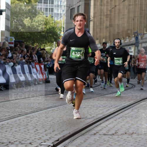 13.09.2026 - 21. swb-Marathon Bremen Strokosch-Dieckow http://msf.ph/oto/10348256 13.09.2026 13:28:40 Ziel 178, 210, 1239, 1380, 1460, 2047, 2977, 3114, 3294, 3334, 3597, 4250, 4506, 5250, 5360, 5683, 5889, 6182, 8429, 8570, 9064, 9543, 9549, 9738, 9881, 430, 722, 725, 1014, 2276, 2851, 2891, 3348, 3419, 3444, 3665, 5267, 5531, 5691, 5865, 6817, 6937, 6955, 7134, 7263, 7527, 8985, 9562, 13174 meine-sportfotos.de