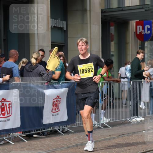 13.09.2026 - 21. swb-Marathon Bremen Strokosch-Dieckow http://msf.ph/oto/10348523 13.09.2026 11:11:39 Ziel 10490, 10582, 10616, 11585, 10155, 10510, 10511, 10546, 10552, 10616, 10977, 11036, 11216, 11239, 11289, 11458, 11533, 11702, 11870, 11927, 12082, 12126, 12220, 12286, 12311, 12336, 12464, 12508, 12553 meine-sportfotos.de