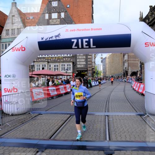13.09.2026 - 21. swb-Marathon Bremen Tim E. http://msf.ph/oto/10348953 13.09.2026 11:21:38 Ziel 11262, 11780, 11821 meine-sportfotos.de