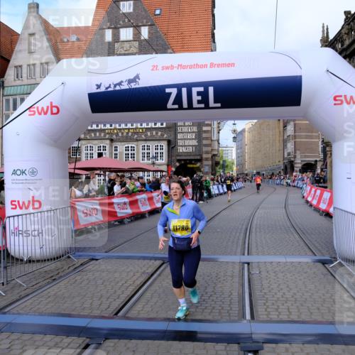 13.09.2026 - 21. swb-Marathon Bremen Tim E. http://msf.ph/oto/10348964 13.09.2026 11:21:38 Ziel 11262, 11780, 11821 meine-sportfotos.de