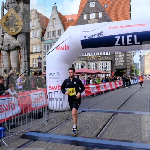 13.09.2026 - 21. swb-Marathon Bremen Tim E. http://msf.ph/oto/10349018 13.09.2026 11:21:47 Ziel 11262, 11780, 11821 meine-sportfotos.de
