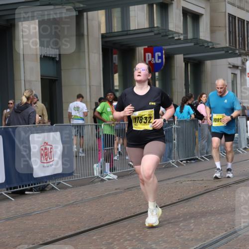 13.09.2026 - 21. swb-Marathon Bremen Strokosch-Dieckow http://msf.ph/oto/10349593 13.09.2026 11:12:45 Ziel 10483, 10804, 10893, 11048, 11357, 11606, 11627, 11671, 11832, 12050, 12060, 12393, 12418, 10354, 10743, 10874, 10875, 10909, 11090, 11657, 12234, 12327, 12423, 12497 meine-sportfotos.de