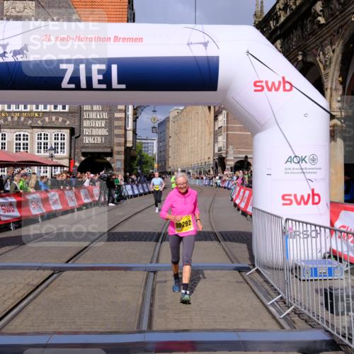 13.09.2026 - 21. swb-Marathon Bremen Tim E. http://msf.ph/oto/10349814 13.09.2026 11:24:10 Ziel 10292, 10413, 10970 meine-sportfotos.de
