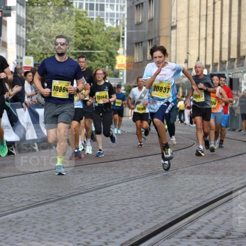 13.09.2026 - 21. swb-Marathon Bremen Strokosch-Dieckow http://msf.ph/oto/10350376 13.09.2026 10:54:31 Ziel 10359, 10577, 10749, 10822, 10996, 11010, 11099, 11118, 11290, 11329, 11361, 11476, 11765, 11843, 11989, 11998, 13531, 10589, 10608, 10704, 11040, 11174, 11389, 11569, 11874, 12038, 12519, 13526 meine-sportfotos.de