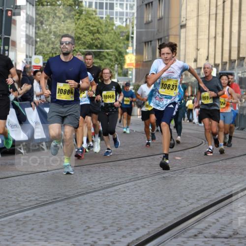 13.09.2026 - 21. swb-Marathon Bremen Strokosch-Dieckow http://msf.ph/oto/10350393 13.09.2026 10:54:31 Ziel 10359, 10577, 10749, 10822, 10996, 11010, 11099, 11118, 11290, 11329, 11361, 11476, 11765, 11843, 11989, 11998, 13531, 10589, 10608, 10704, 11040, 11174, 11389, 11569, 11874, 12038, 12519, 13526 meine-sportfotos.de