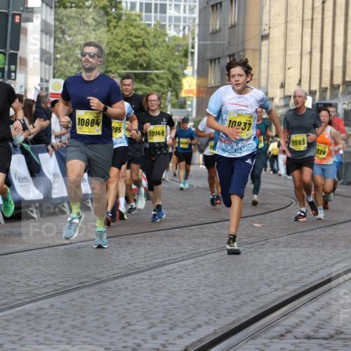 13.09.2026 - 21. swb-Marathon Bremen Strokosch-Dieckow http://msf.ph/oto/10350410 13.09.2026 10:54:31 Ziel 10359, 10577, 10749, 10822, 10996, 11010, 11099, 11118, 11290, 11329, 11361, 11476, 11765, 11843, 11989, 11998, 13531, 10589, 10608, 10704, 11040, 11174, 11389, 11569, 11874, 12038, 12519, 13526 meine-sportfotos.de