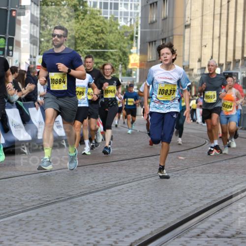 13.09.2026 - 21. swb-Marathon Bremen Strokosch-Dieckow http://msf.ph/oto/10350428 13.09.2026 10:54:31 Ziel 10359, 10577, 10749, 10822, 10996, 11010, 11099, 11118, 11290, 11329, 11361, 11476, 11765, 11843, 11989, 11998, 13531, 10589, 10608, 10704, 11040, 11174, 11389, 11569, 11874, 12038, 12519, 13526 meine-sportfotos.de