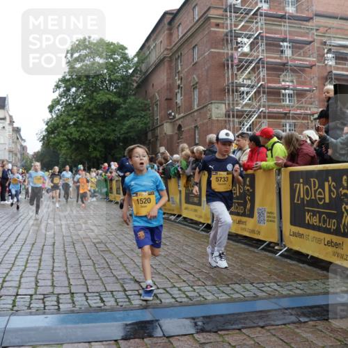 13.09.2026 - Kiel Lauf Yannick Fuchs http://msf.ph/oto/10350436 13.09.2026 08:57:28 Ziel 160, 700, 1546, 1769, 2128, 2129, 3382, 4834, 5006, 5984, 6459, 7478, 7715, 9062, 10876, 10892, 11356, 81, 2384, 3034, 3161, 3305, 3665, 4558, 4908, 5003, 5223, 5340, 5719, 5809, 6361, 6807, 7559, 7752, 7927, 8341, 9307, 9542, 9564, 9940, 10321, 10603, 11423, 11495, 11558, 12062, 12215, 12455, 12512, 406, 689, 1051, 1520, 1714, 2439, 3359, 3375, 3691, 4182, 4321, 4382, 4383, 5219, 5244, 5733, 5762, 5765, 7058, 7547, 7608, 7609, 9870, 81 meine-sportfotos.de
