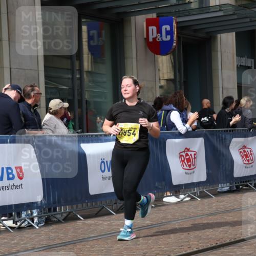 13.09.2026 - 21. swb-Marathon Bremen Strokosch-Dieckow http://msf.ph/oto/10350619 13.09.2026 11:13:24 Ziel 10330, 10484, 10545, 10766, 10883, 10889, 11078, 11084, 11392, 11954, 11999, 12010, 12280, 10804, 11048, 11357, 11392, 11670, 12393, 12418, 12460, 12521 meine-sportfotos.de